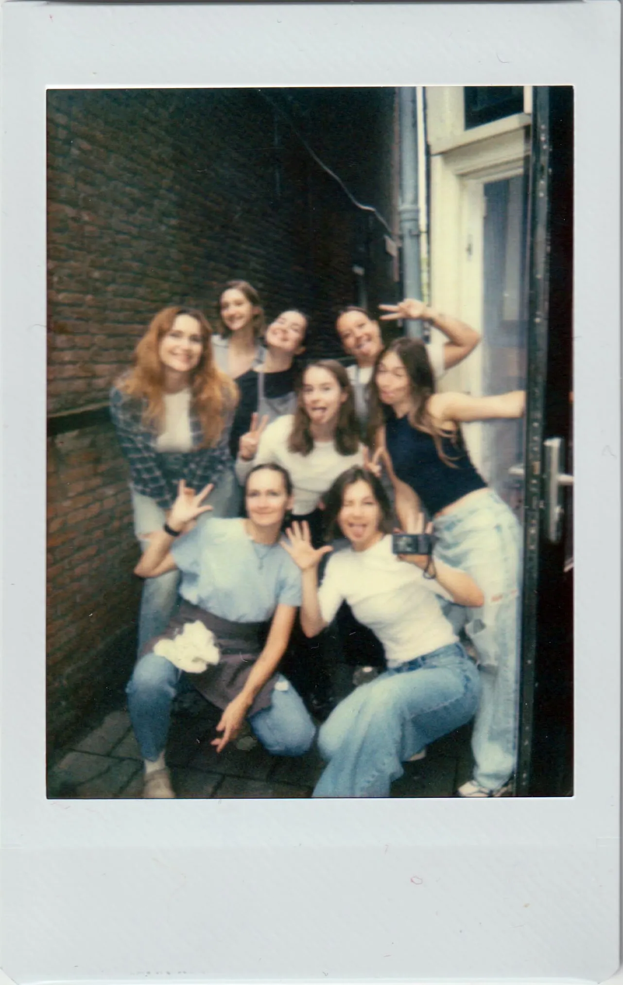 Polaroid van het Blin Queen-team in het steegje naast het restaurant